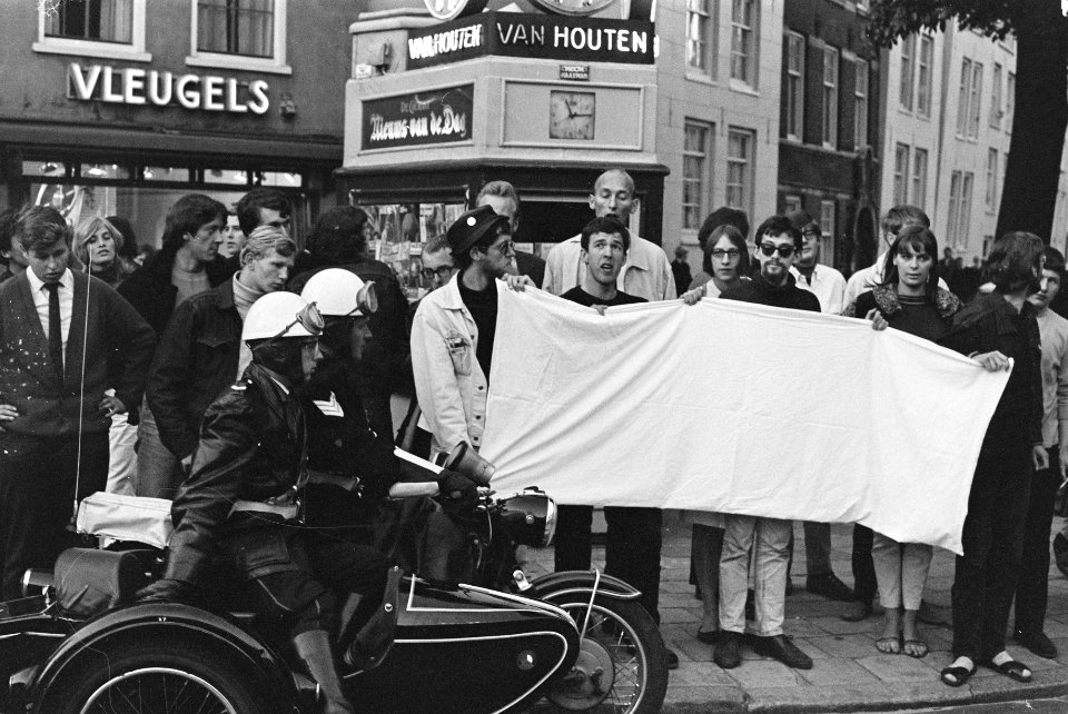 Demonstratie tegen politiebeleid. ondanks verbod, de demonstranten worden door p, Bestanddeelnr 919-3100