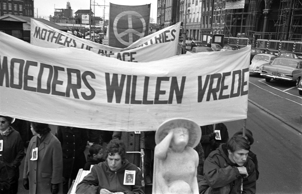 Demonstratie tegen oorlog in Vietnam, NATO enz. in Amsterdam, Bestanddeelnr 921-2513
