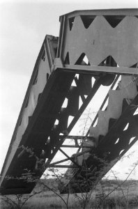 Demonstraties Eskadron Vechtwagens KNIL Tank ¨Ineke¨ legt een brug, Bestanddeelnr 93-6-2