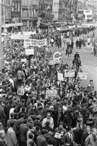 Demonstratie tegen oorlog in Vietnam, NATO enz. in Amsterdam, Bestanddeelnr 921-2506