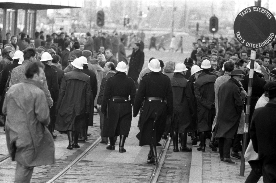 Demonstraties in Brussel tegen de Eenheidswet, demonstranten trekken door Brusse, Bestanddeelnr 911-9318