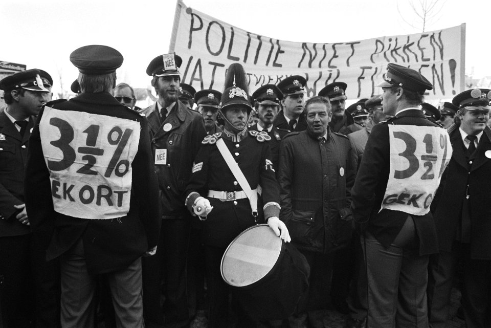 Demonstrerende agenten in uniform, Bestanddeelnr 932-7781