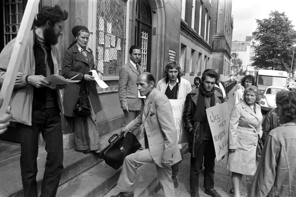 Demonstrerende Pelger-werknemers voor het Amsterdamse Paleis van Justitie, Bestanddeelnr 925-6691
