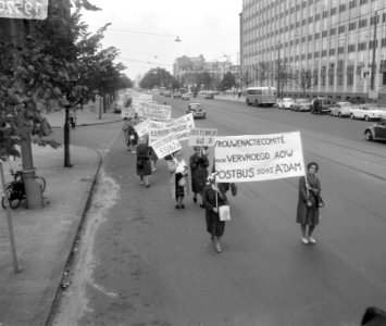 Demonstrerende vrouwen lopen van het Weesperplein naar het Museumplein, Bestanddeelnr 919-5704