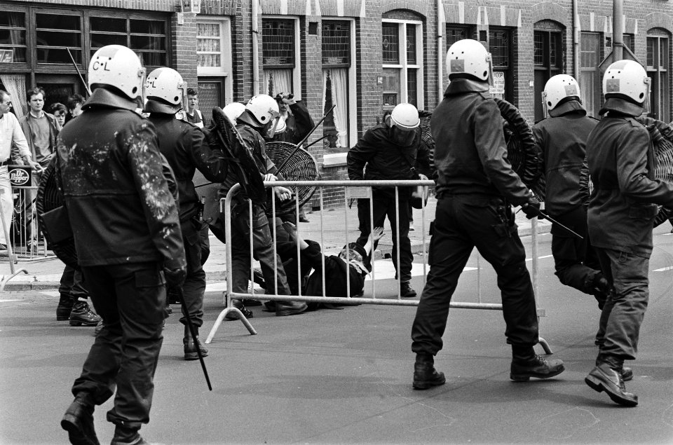 Demonstratie tegen Pausbezoek in Utrecht ME voert charge uit, Bestanddeelnr 933-3266