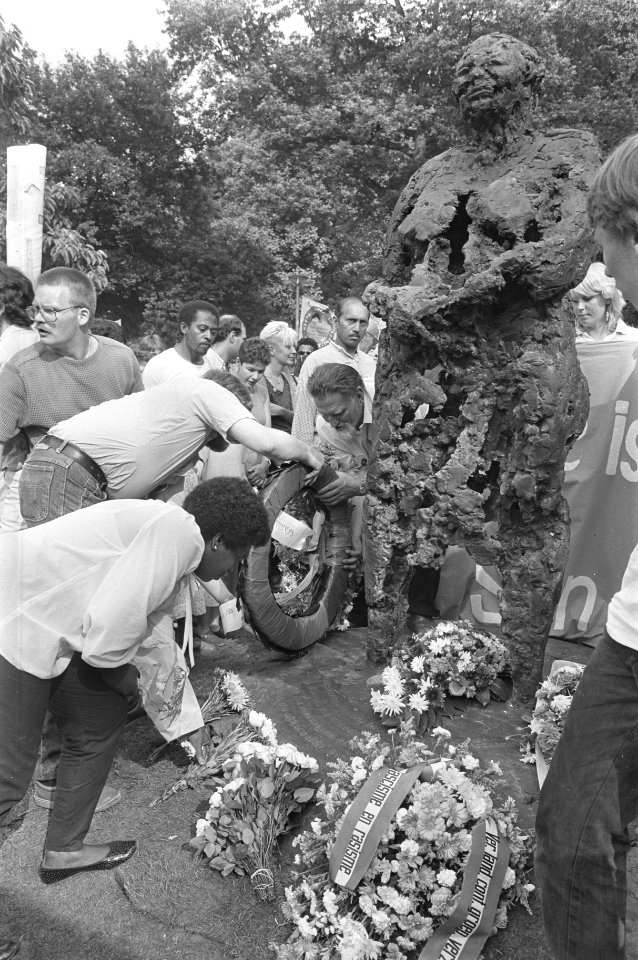Demonstratie tegen racisme en de onthulling van het monument ter nagedachtenis a, Bestanddeelnr 933-0550