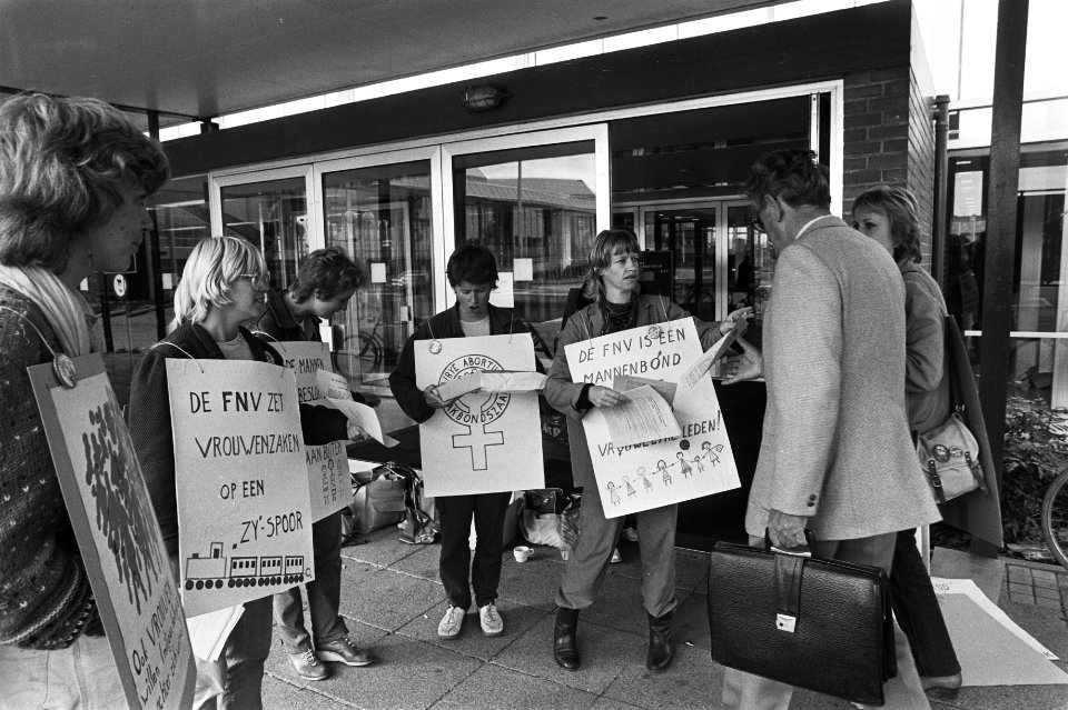 Demonstrerende vrouwen met spandoeken, Bestanddeelnr 931-7122