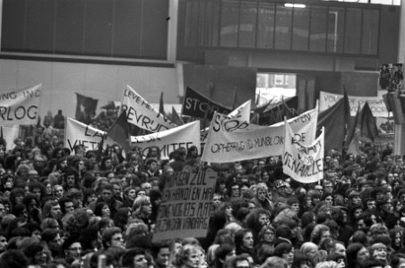 Demonstratie tegen oorlog in Vietnam van meer dan 50.000 mensen in Utrecht, demo, Bestanddeelnr 926-1388