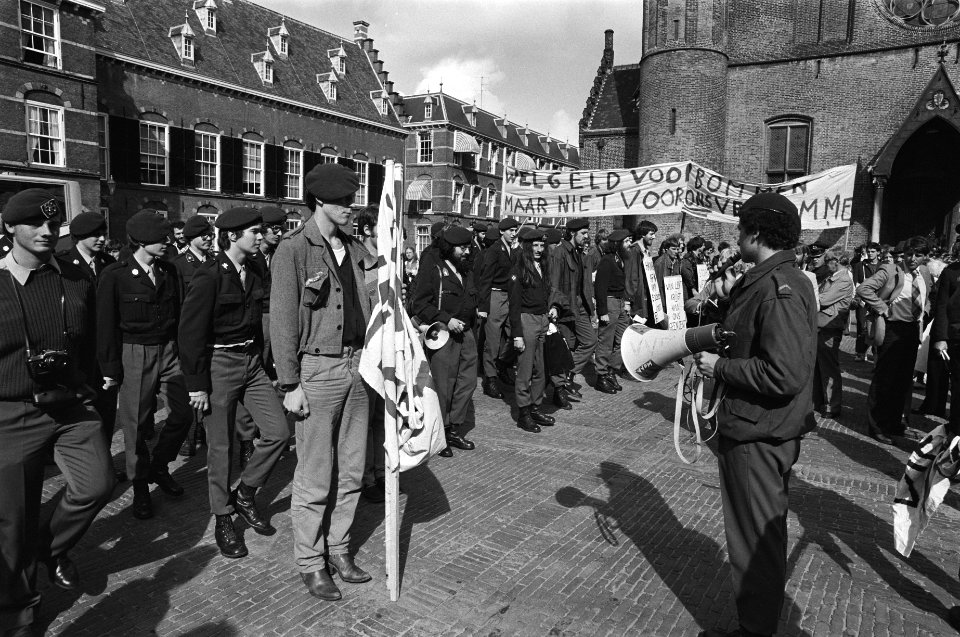 Demonstrerende militairen op het Binnenhof, Bestanddeelnr 931-0261