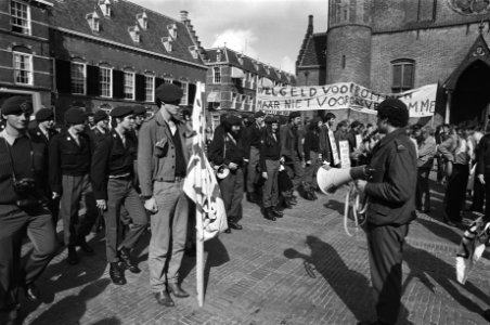 Demonstrerende militairen op het Binnenhof, Bestanddeelnr 931-0261