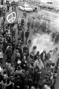 Demonstratie tegen oorlog in Vietnam, NATO enz. in Amsterdam, Bestanddeelnr 921-2510