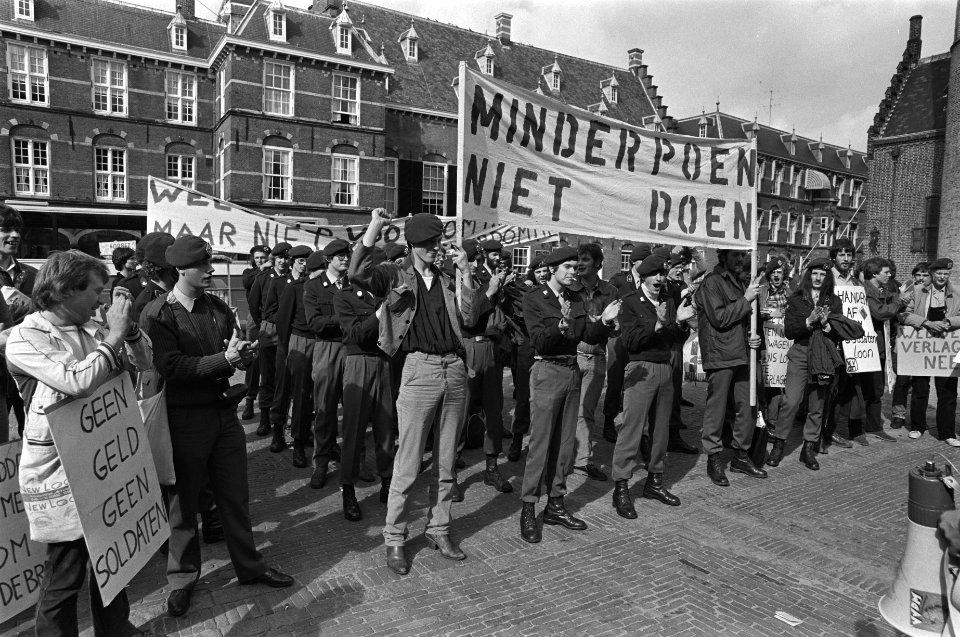 Demonstrerende militairen op het Binnenhof, Bestanddeelnr 931-0259