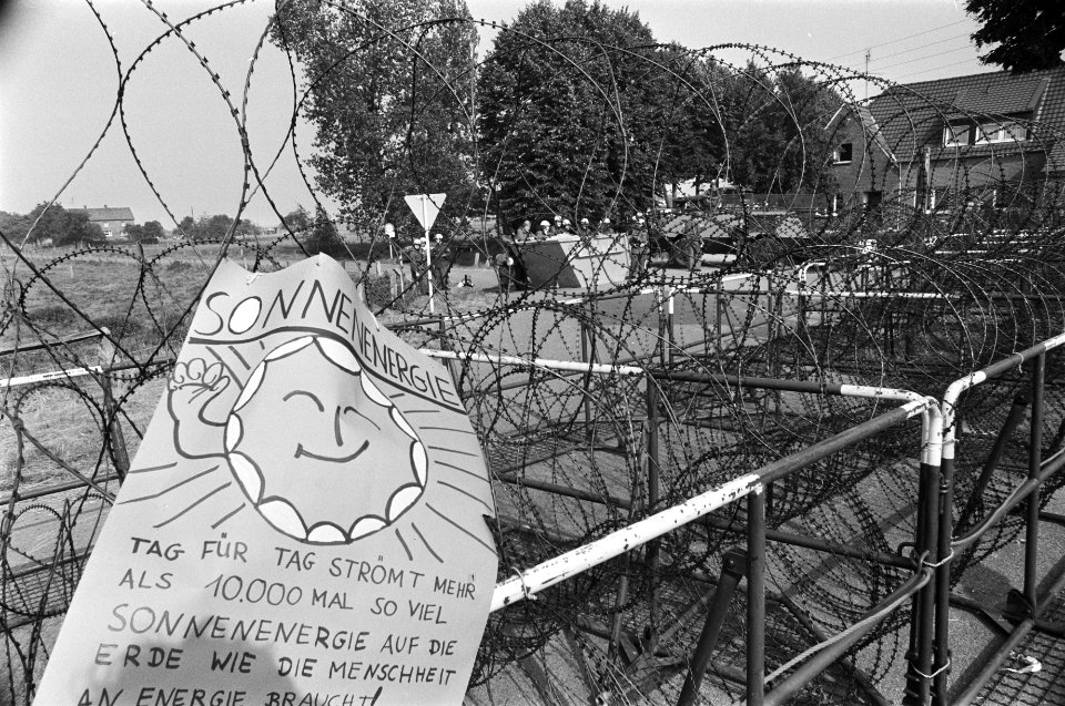 Demonstratie tegen kerncentrale Kalkar demonstranten bij prikkeldraad, Bestanddeelnr 929-3648
