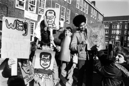Demonstrerende leerlingen met zelfgemaakte portretten van minister Deetman, Bestanddeelnr 932-5072