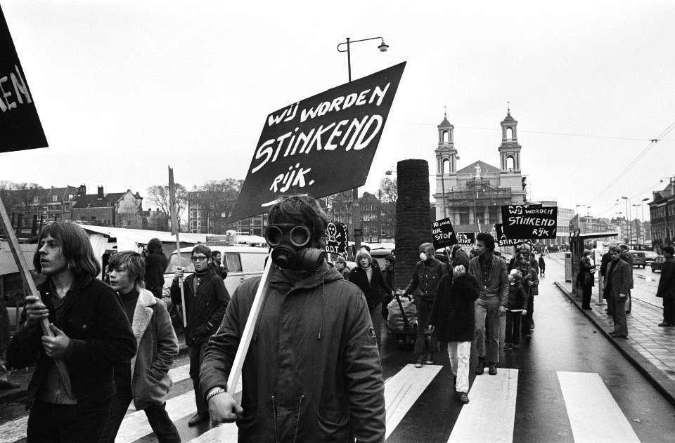 Demonstratie tegen luchtvervuiling door Actie Strohalm in Amsterdam, Bestanddeelnr 923-9535