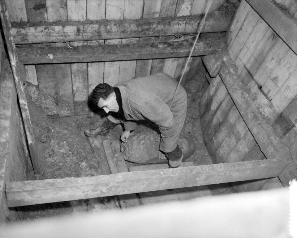 Demontage van Engelse bom in Enschede, de heer A Drenth in de kuil bij de bom, Bestanddeelnr 910-1433