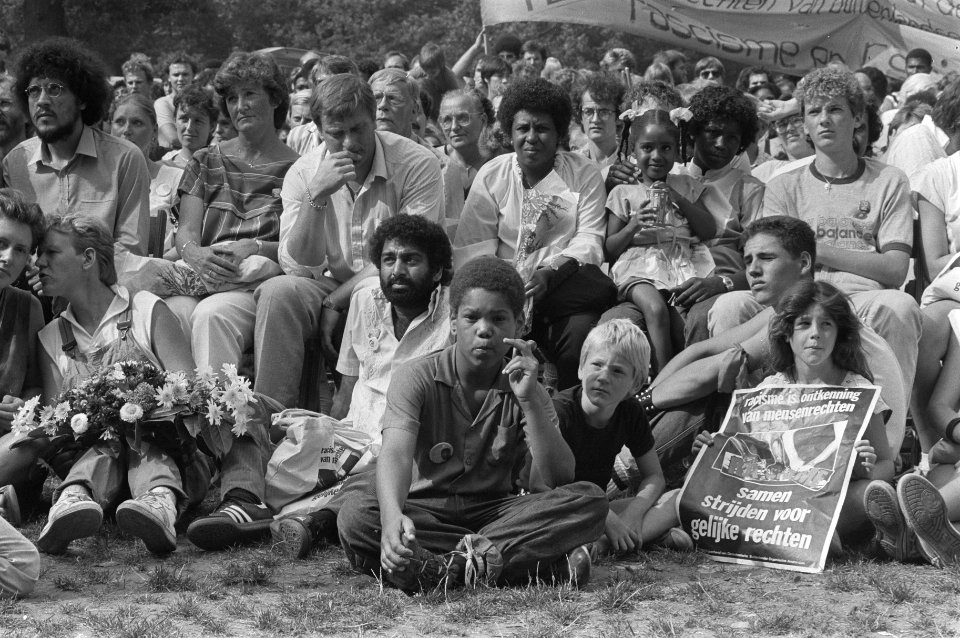 Demonstratie tegen racisme en de onthulling van het monument ter nagedachtenis a, Bestanddeelnr 933-0549