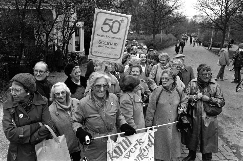 Demonstrerende vijftig-plussers, Bestanddeelnr 931-8164
