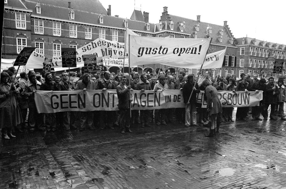 Demonstratie tegen sluiting Gusto op Binnenhof in Den Ha overzicht demonstratie, Bestanddeelnr 929-4539