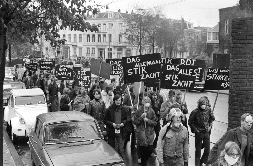 Demonstratie tegen luchtvervuiling door Actie Strohalm in Amsterdam, Bestanddeelnr 923-9538