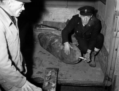 Demontage bom in Enschede, dhr Drenth van de hulpverleningsdienst toont de onts, Bestanddeelnr 910-1295