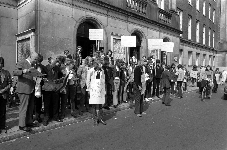Demonstrerende Pelger-werknemers voor het Amsterdamse Paleis van Justitie, Bestanddeelnr 925-6689