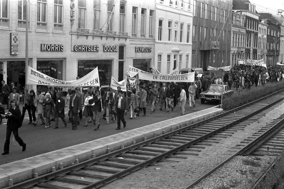 Demonstratie tegen onderwijsbeleid van kabinet Biesheuvel in Den Haag, Bestanddeelnr 924-9739