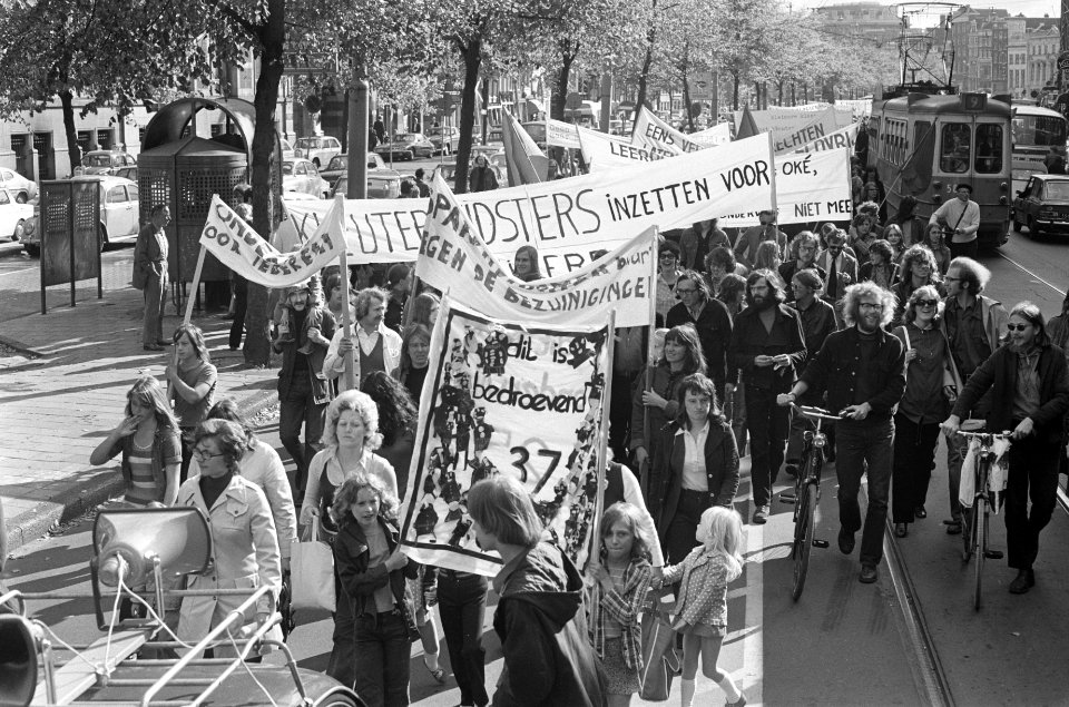 Demonstratie tegen onderwijsbeleid in Amsterdam, de demonstranten met spandoeken, Bestanddeelnr 925-9006