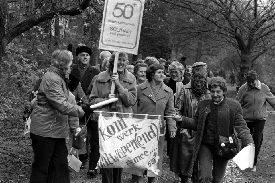 Demonstrerende vijftig-plussers, Bestanddeelnr 931-8165