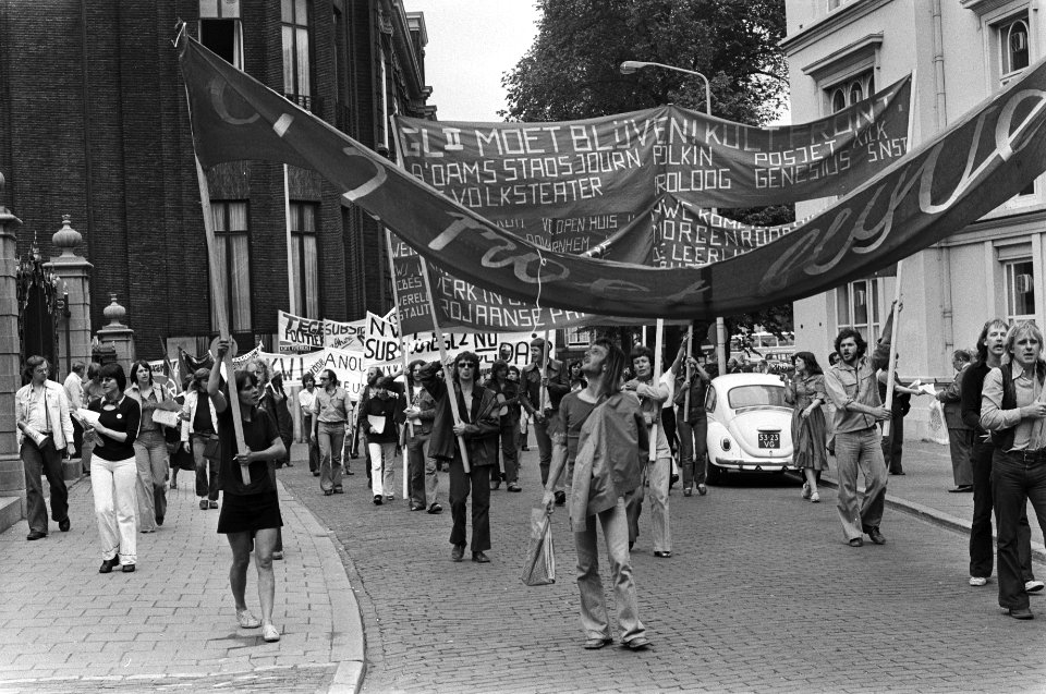 Demonstratie tegen intrekking subsidie toneelgezelschap GL2 in Den Haag, Bestanddeelnr 928-6039