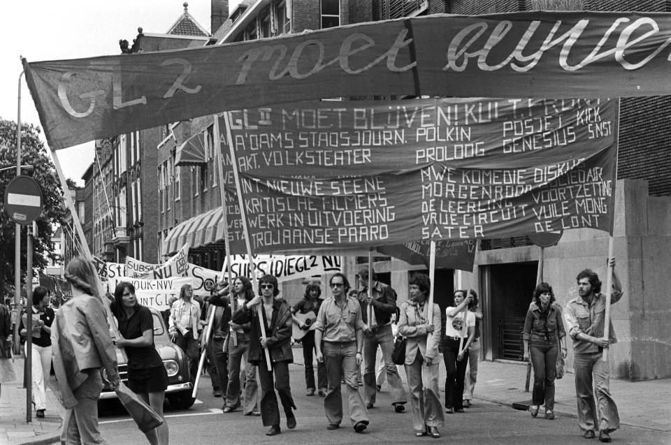 Demonstratie tegen intrekking subsidie toneelgezelschap GL2 in Den Haag, Bestanddeelnr 928-6038