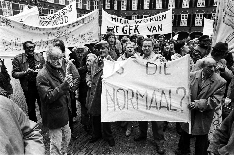 Demonstrerende patiënten met spandoeken, Bestanddeelnr 932-3627