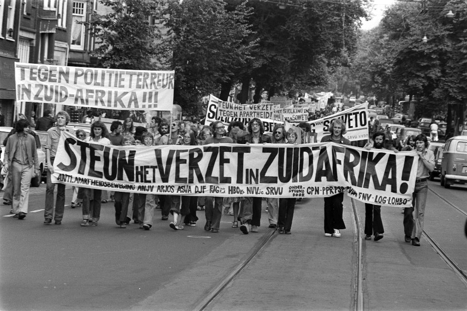 Demonstratie tegen toestand in Zuid Afrika , in Amsterdam demonstranten onderweg, Bestanddeelnr 928-7505
