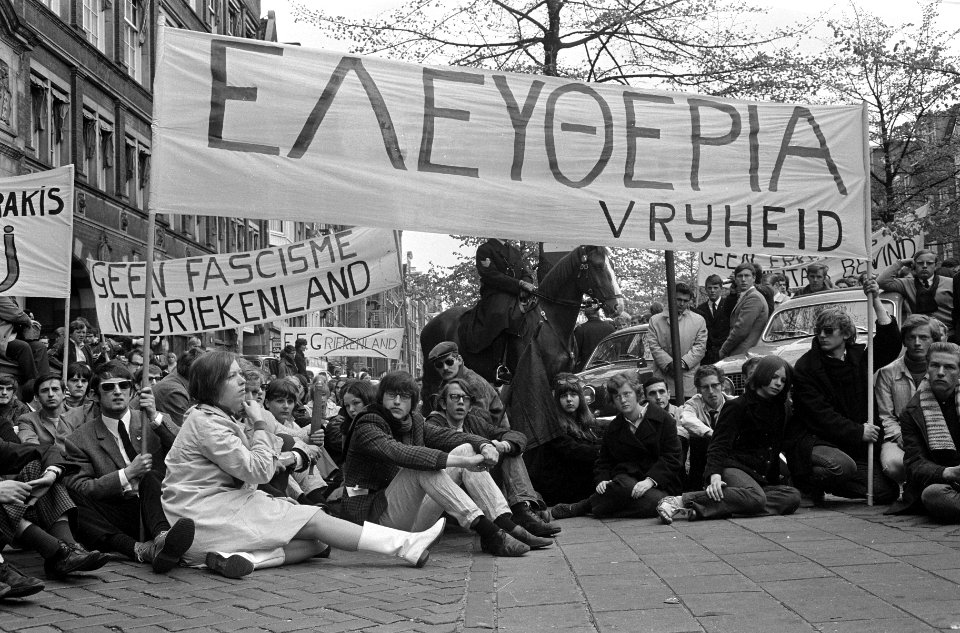 Demonstratie tegen Grieks bewind van Asva-demonstranten m spandoeken, demonstran, Bestanddeelnr 920-3071
