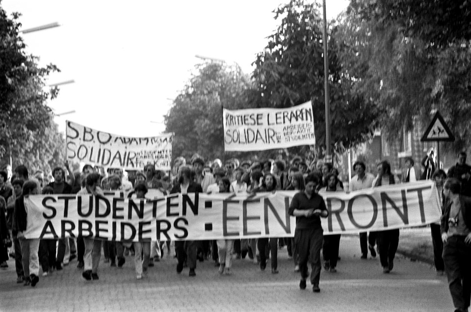 Demonstratie tegen sluiting Verblifa te Krommenie demonstranten met spandoeken, Bestanddeelnr 922-5220