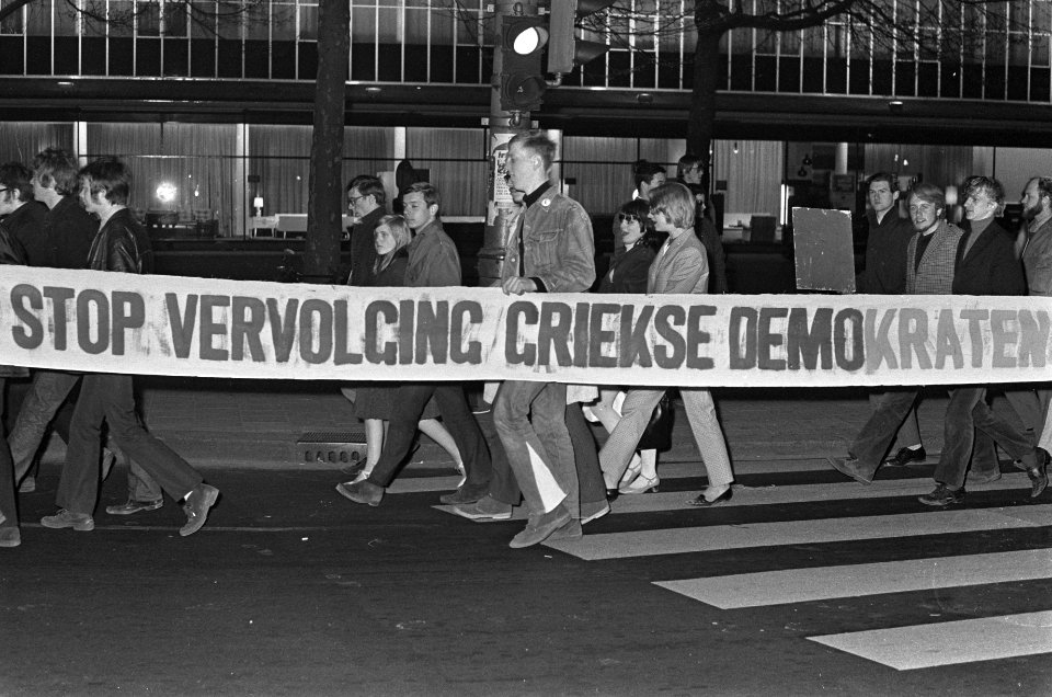 Demonstratie tegen Griekse bewind, demonstranten met spandoek in Vijzelstraat, Bestanddeelnr 920-2676