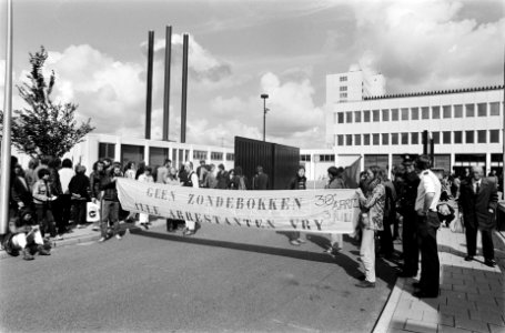 Demonstratie tegen het vasthouden van krakers voor de Bijlmerbajes , Amsterdam, Bestanddeelnr 930-9198