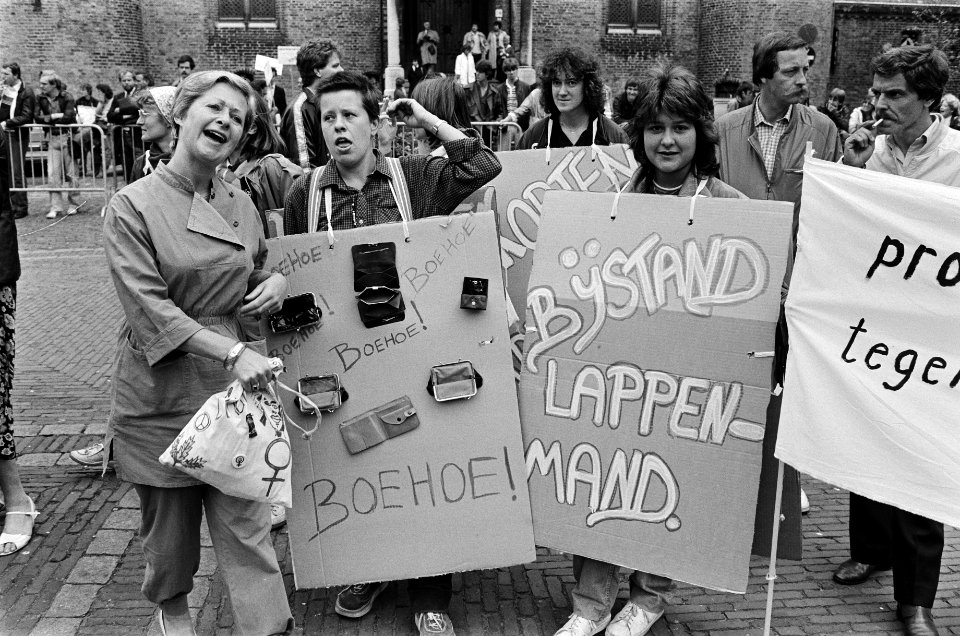Demonstratie tegen verslechtering van de positie en inkomen van vrouwen met bijs, Bestanddeelnr 932-1784