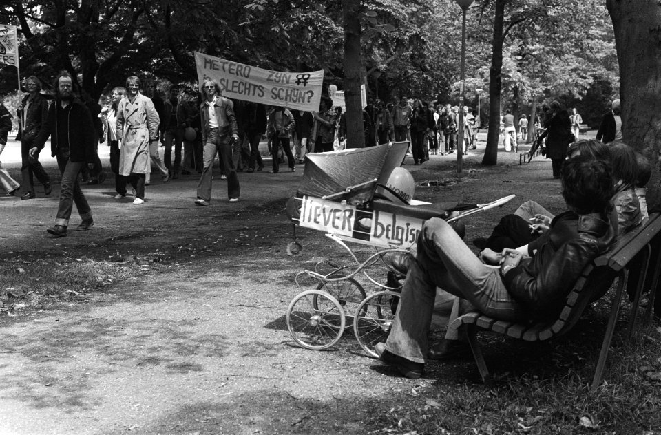Demonstratie tegen onderdrukking homos in Amsterdam demonstranten in het Vondel, Bestanddeelnr 929-7875