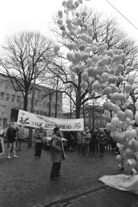 Demonstratie tegen hervatting onderaardse kernproeven voor VS ambassade in Den H, Bestanddeelnr 933-8802
