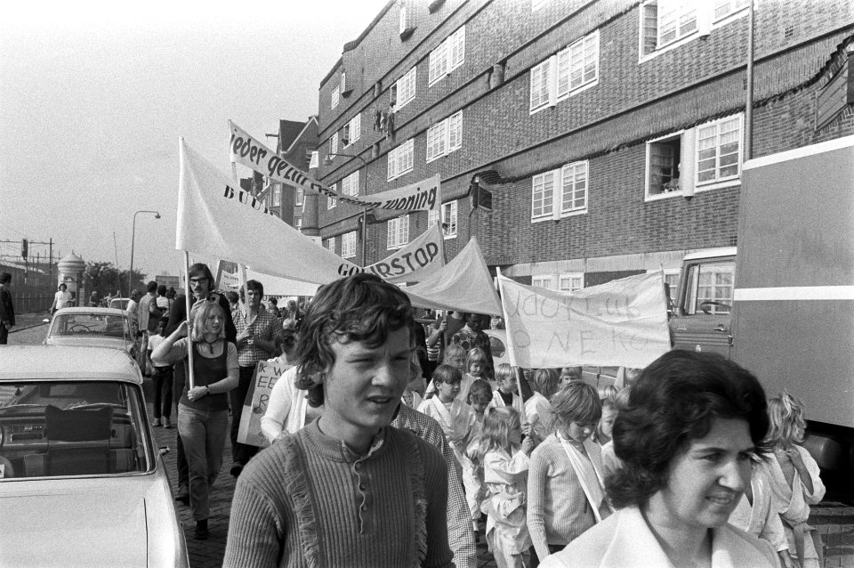 Demonstratie tegen huurverhoging in Spaarndammerbuurt, Amsterdam, demonstranten , Bestanddeelnr 925-0024