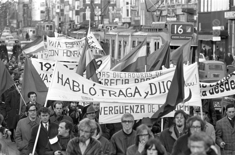 Demonstratie tegen Franco spandoeken met Spaanse teksten, Bestanddeelnr 922-0838