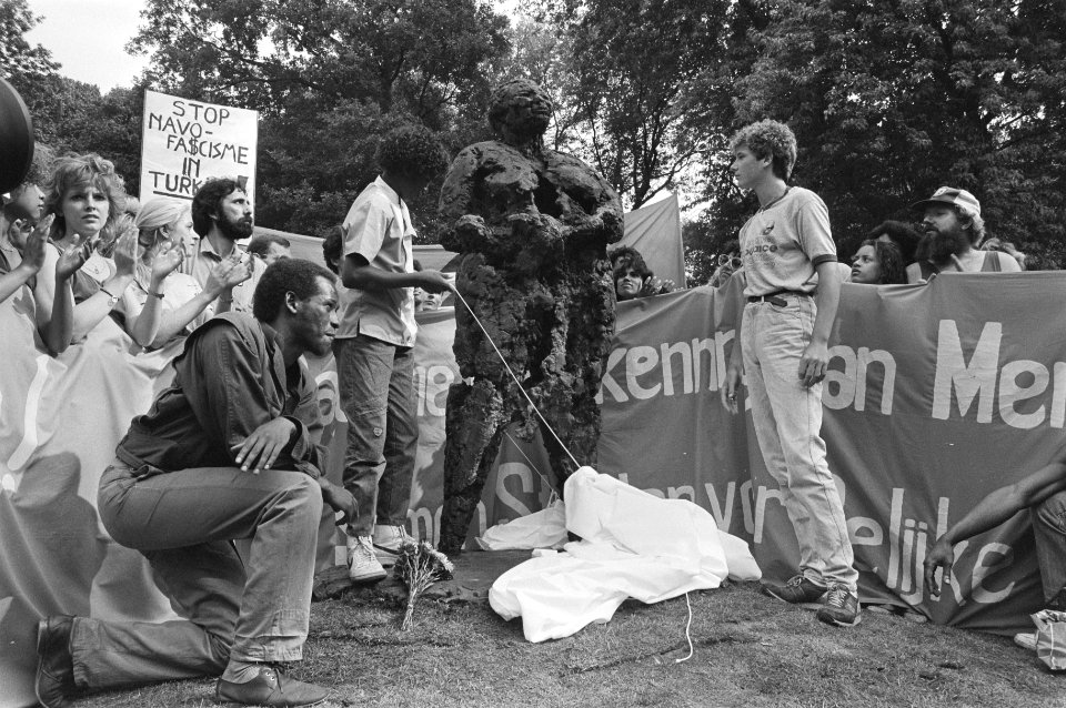 Demonstratie tegen racisme en de onthulling van het monument ter nagedachtenis a, Bestanddeelnr 933-0554