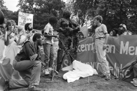 Demonstratie tegen racisme en de onthulling van het monument ter nagedachtenis a, Bestanddeelnr 933-0554