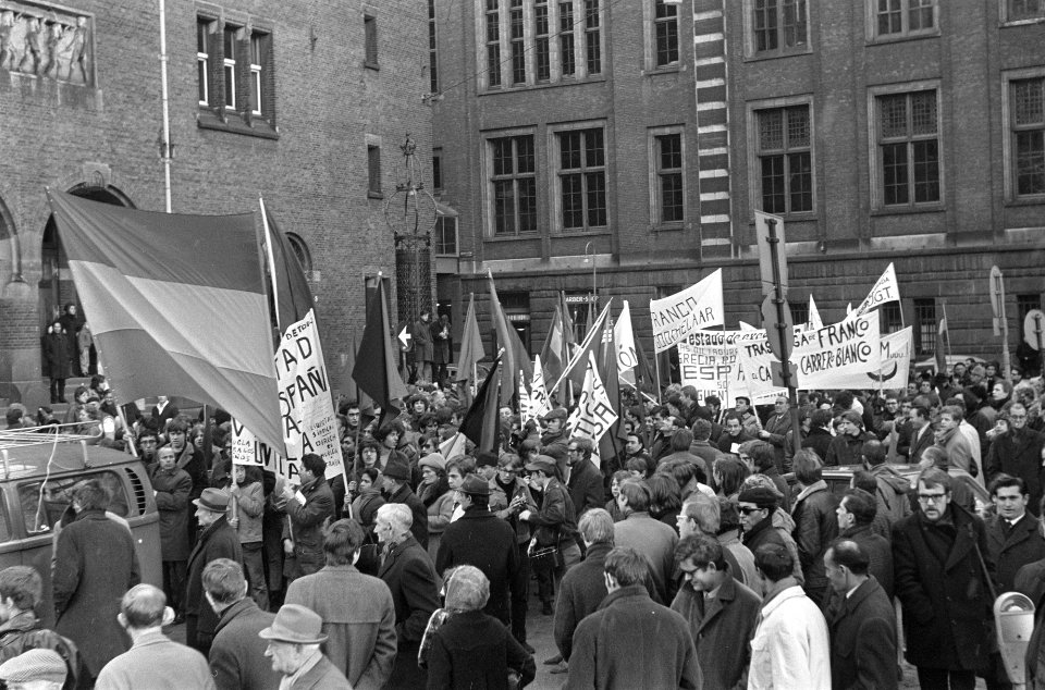 Demonstratie tegen Franco demonstranten, Bestanddeelnr 922-0841