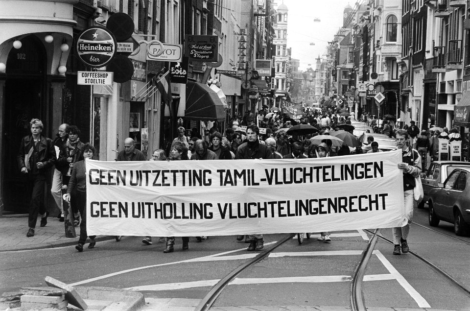 Demonstratie tegen uitzetting Tamils de stoet in de Utrechtsestraat, Bestanddeelnr 933-3480