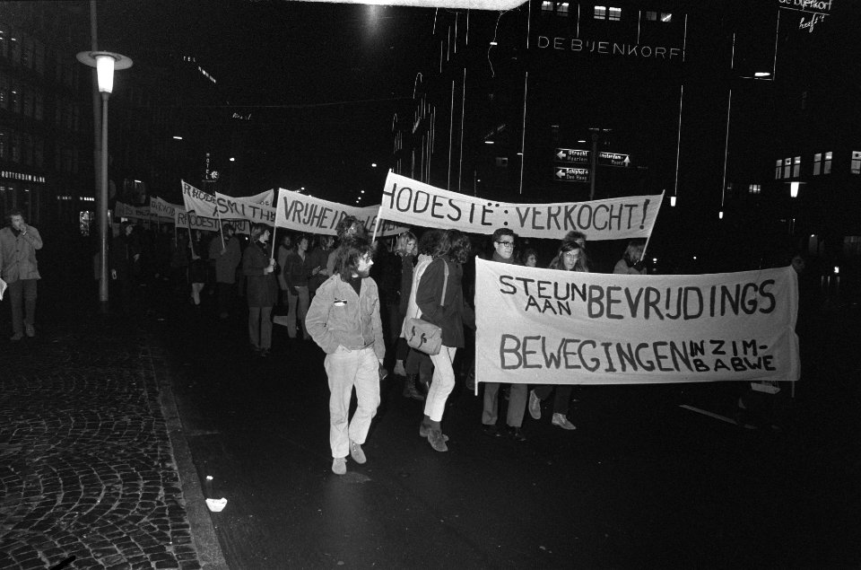Demonstratie tegen Rhodesie, Amsterdam, demonstranten met borden, Bestanddeelnr 925-2163