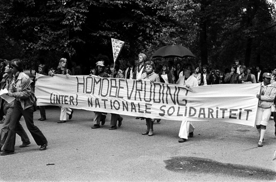 Demonstratie tegen onderdrukking homos in Amsterdam demonstranten onderweg, Bestanddeelnr 929-7874