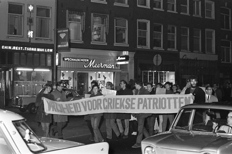 Demonstratie tegen Griekse bewind, demonstranten met spandoek in Vijzelstraat, Bestanddeelnr 920-2677