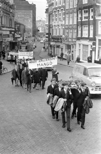 Demonstratie tegen veranderingen Waterlooplein. Voorop studenten met een baar, Bestanddeelnr 920-7309